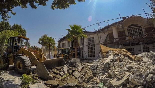 training-on-demolishing-a-dilapidated-villa